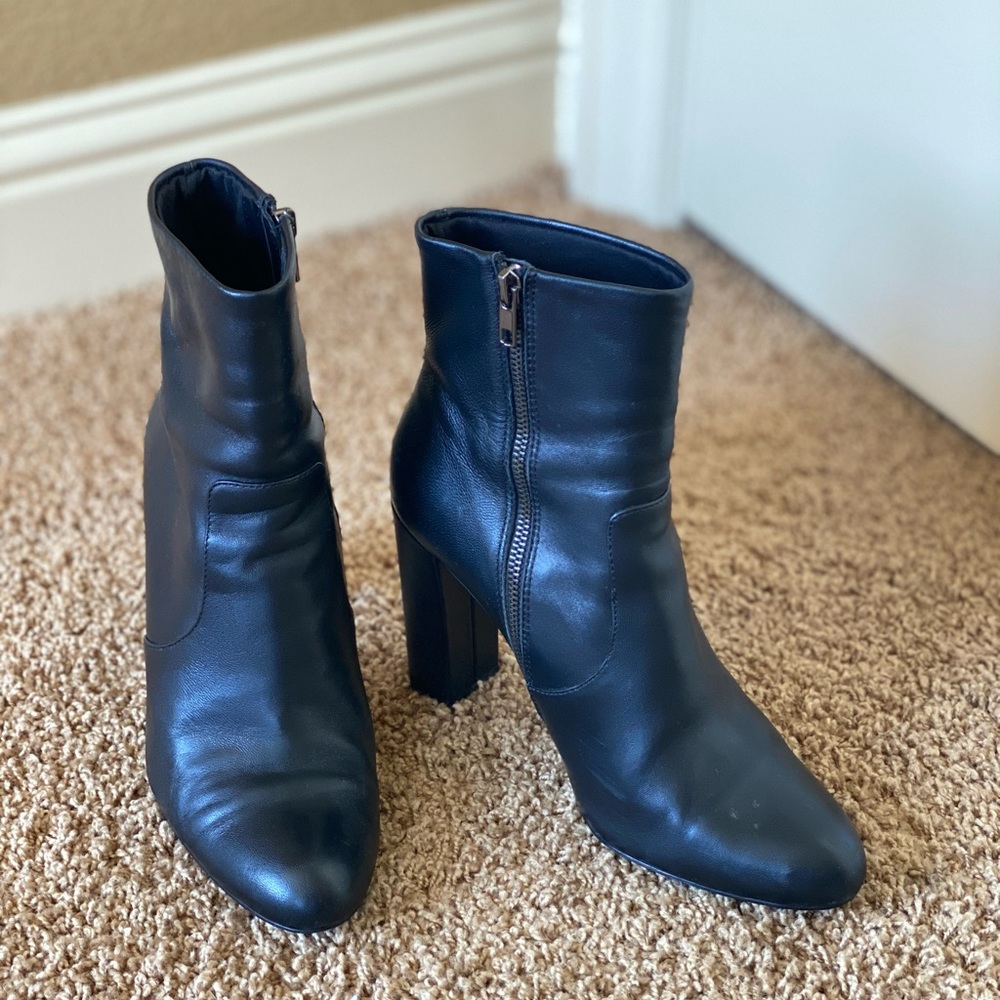 STEVE MADDEN EDITOR BOOTIES - SIZE 9